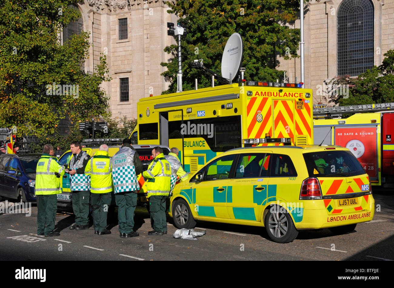 I servizi di emergenza in piedi verso il basso dopo aver frequentato una fuoriuscita di sostanze chimiche incidente nella City di Londra Foto Stock