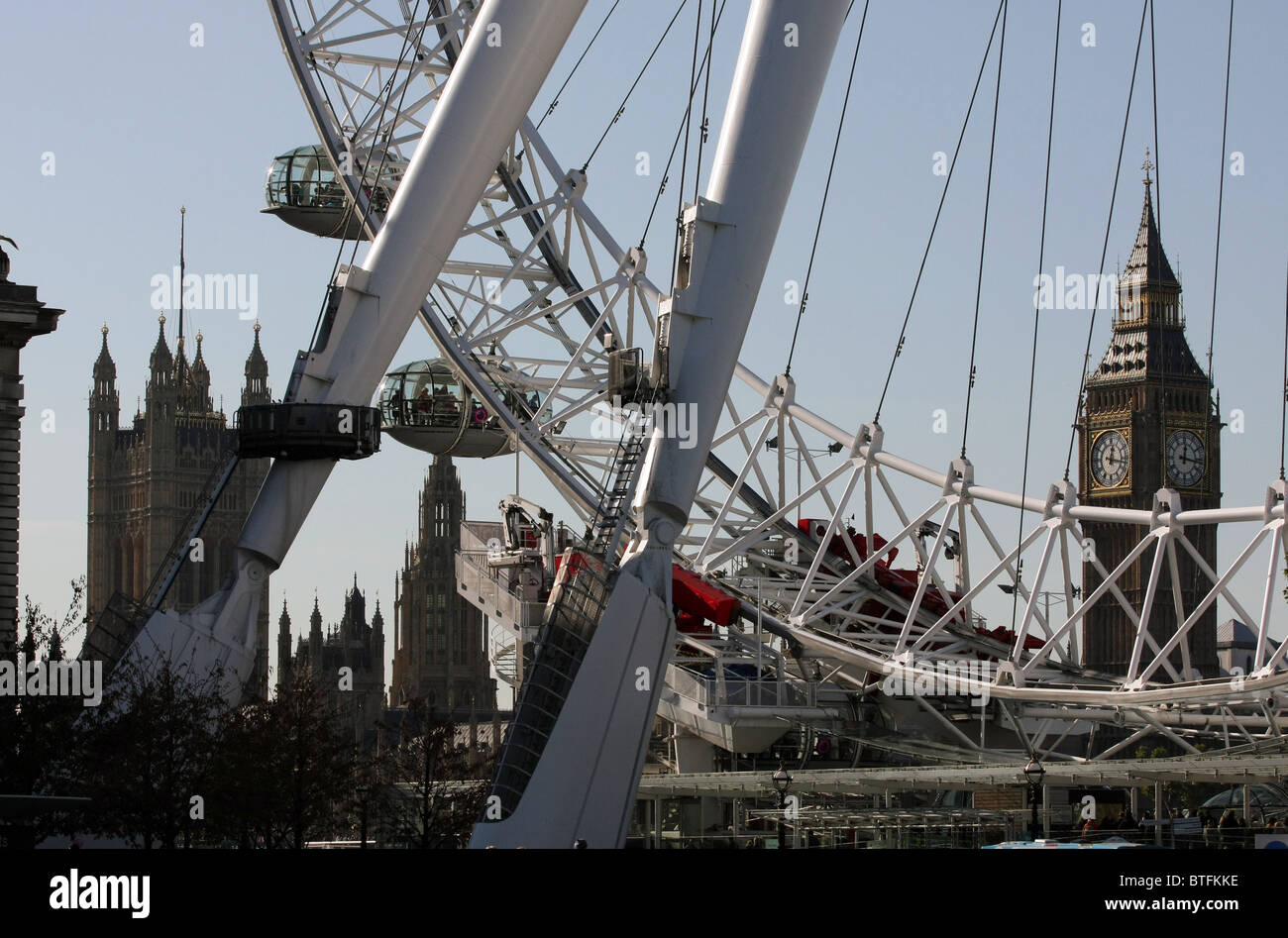 Una vista di una parte del London Eye con le case del Parlamento in background Foto Stock