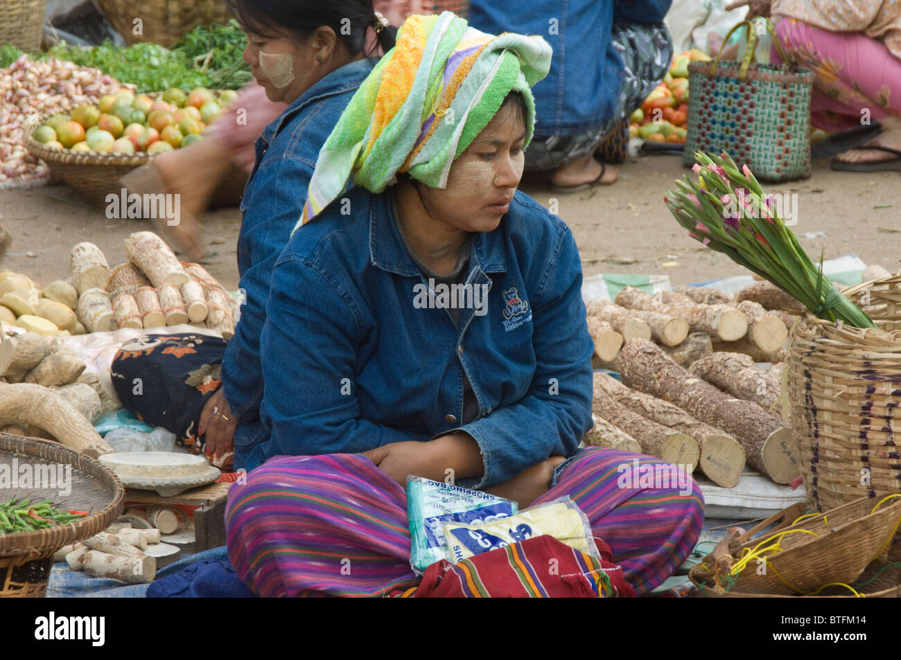 Gli scambi nel mercato di frutta e verdura, Bagan (pagano), Myanmar (Birmania) Foto Stock