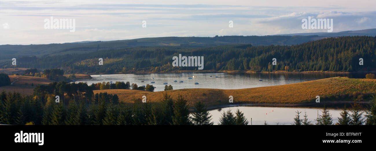 Kielder acqua nel tardo pomeriggio di sole autunnale, Tyne Nord Valle, Northumberland Foto Stock