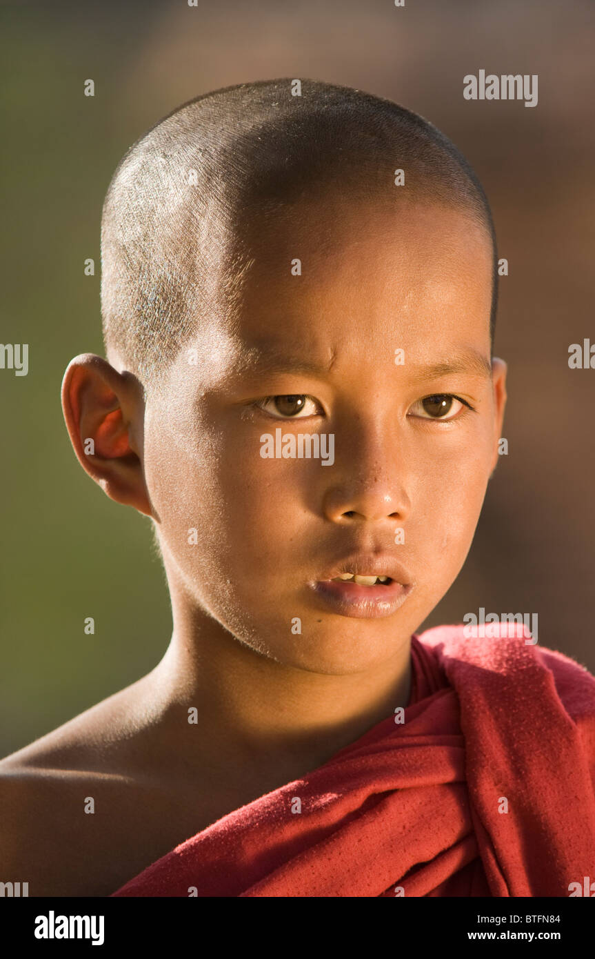 Ritratto di un novizio monaco buddista, Bagan (pagano), Myanmar (Birmania) Foto Stock