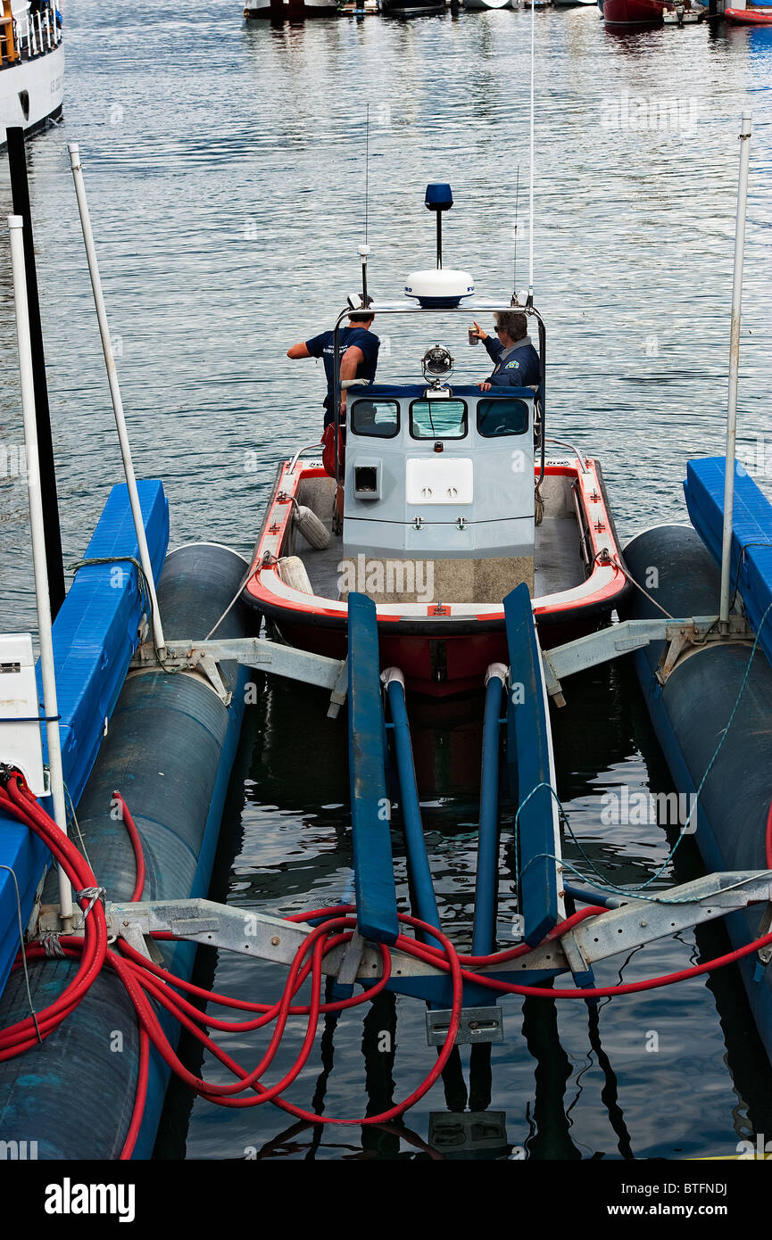 Una attrezzatura di traino attaccata ad un porto di imbarcazione di pattuglia. Foto Stock