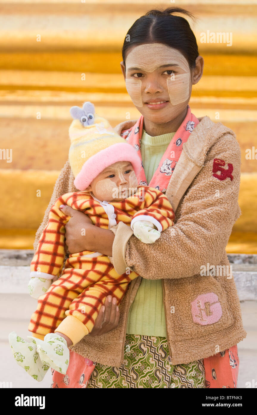 Giovane donna birmana e il suo bambino con corteccia thanaka make-up, Bagan (pagano), Myanmar (Birmania) Foto Stock