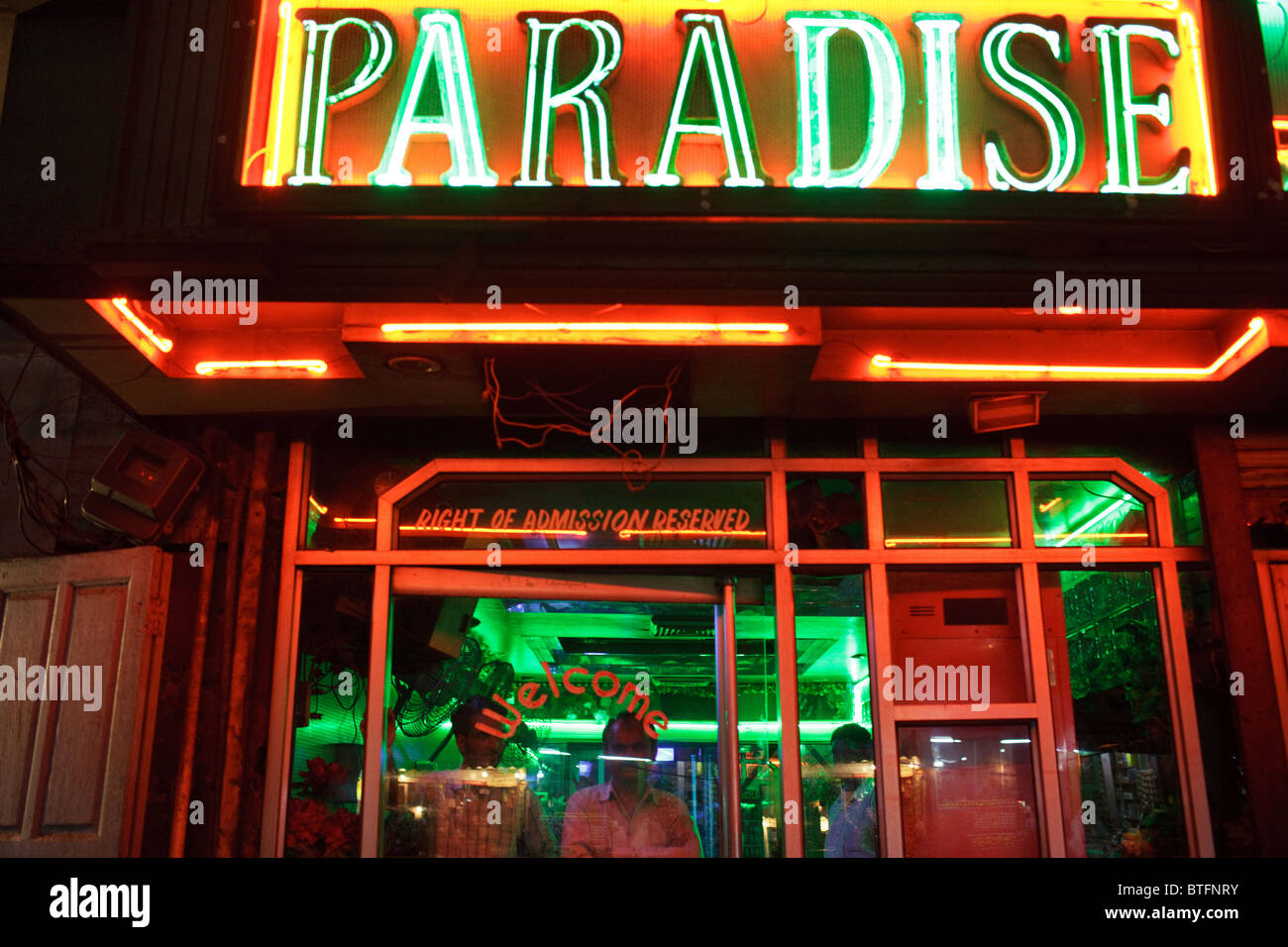 Un illuminati al neon entrata a un bar nel Jammu, Jammu e Kashmir in India. Foto Stock