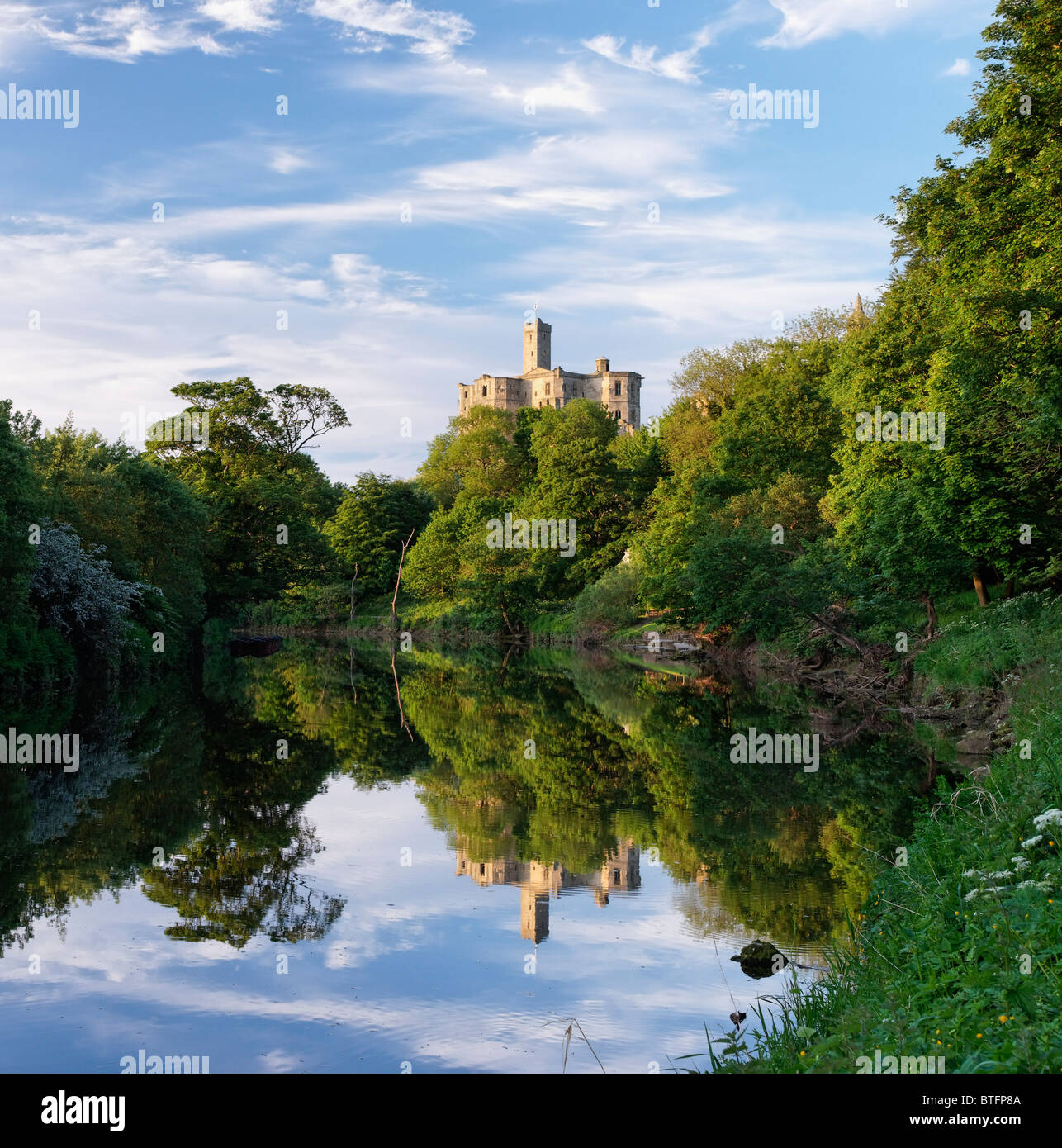 Warkworth Castle e il fiume Coquet, Northumberland, Inghilterra, Regno Unito. Foto Stock
