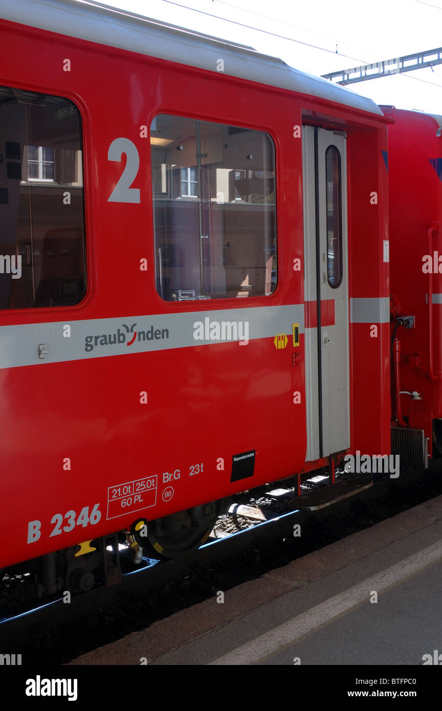 Ferrovia retica (Rhätische Bahn) seconda classe carrello, Samedan, Grigioni, Svizzera Foto Stock