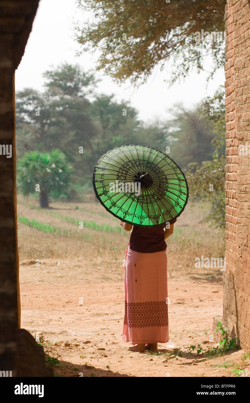 Giovane donna birmana con un ombrellone verde, Bagan (pagano), Myanmar Foto Stock