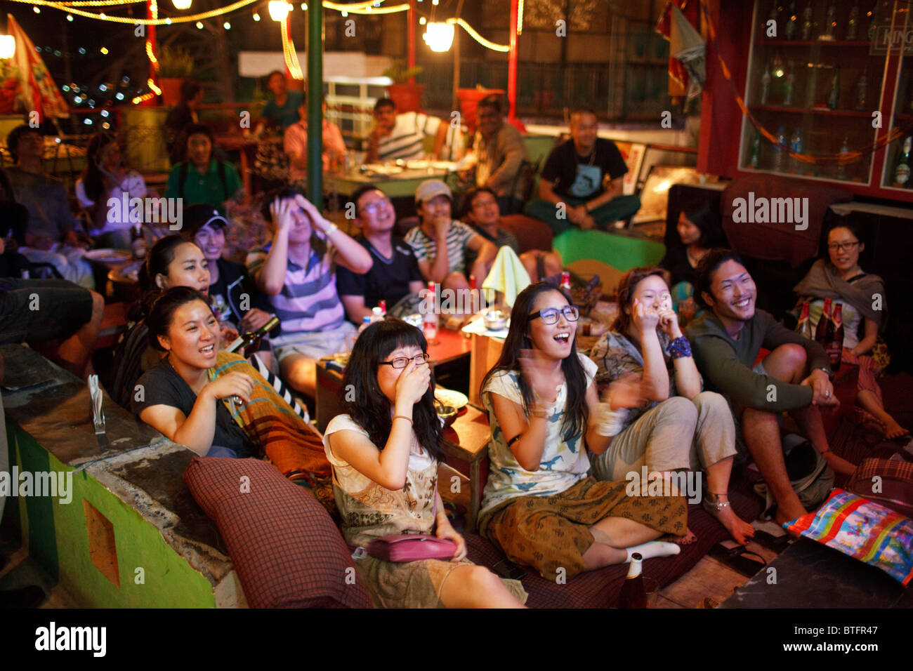 Il coreano i turisti e i tifosi di calcio guardare la Coppa del Mondo 2010 in McLo bar in McLeod Ganj in Dharamshala in India. Foto Stock