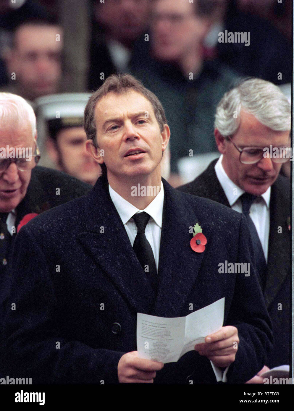 Il primo ministro Tony Blair con John Major & reverendo Ian Paisley cantando HYMS al Giorno del Ricordo cerimonia presso il cenotafio di Londra Foto Stock