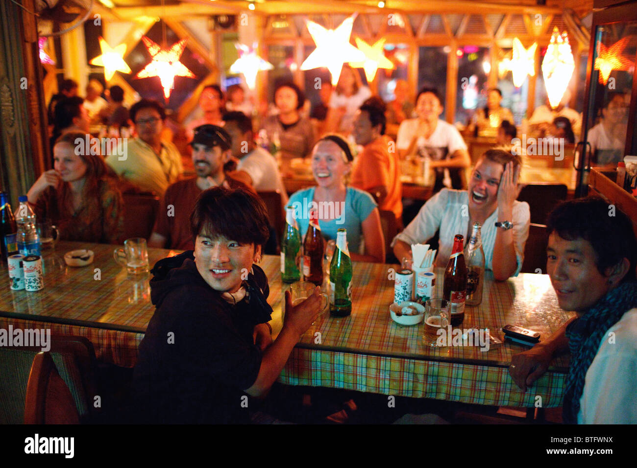 I tifosi di calcio guardare la Coppa del Mondo 2010 in un bar di Dharamshala in India. Foto Stock