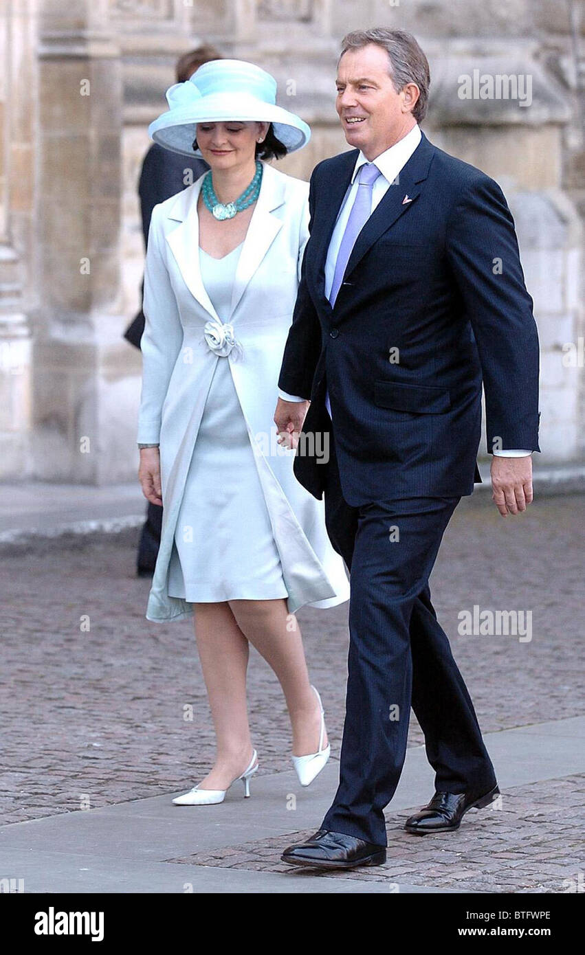 Tony Blair e la moglie Cherie alla II Guerra Mondiale il servizio nazionale di ricordo presso l'Abbazia di Westminster, Londra Foto Stock