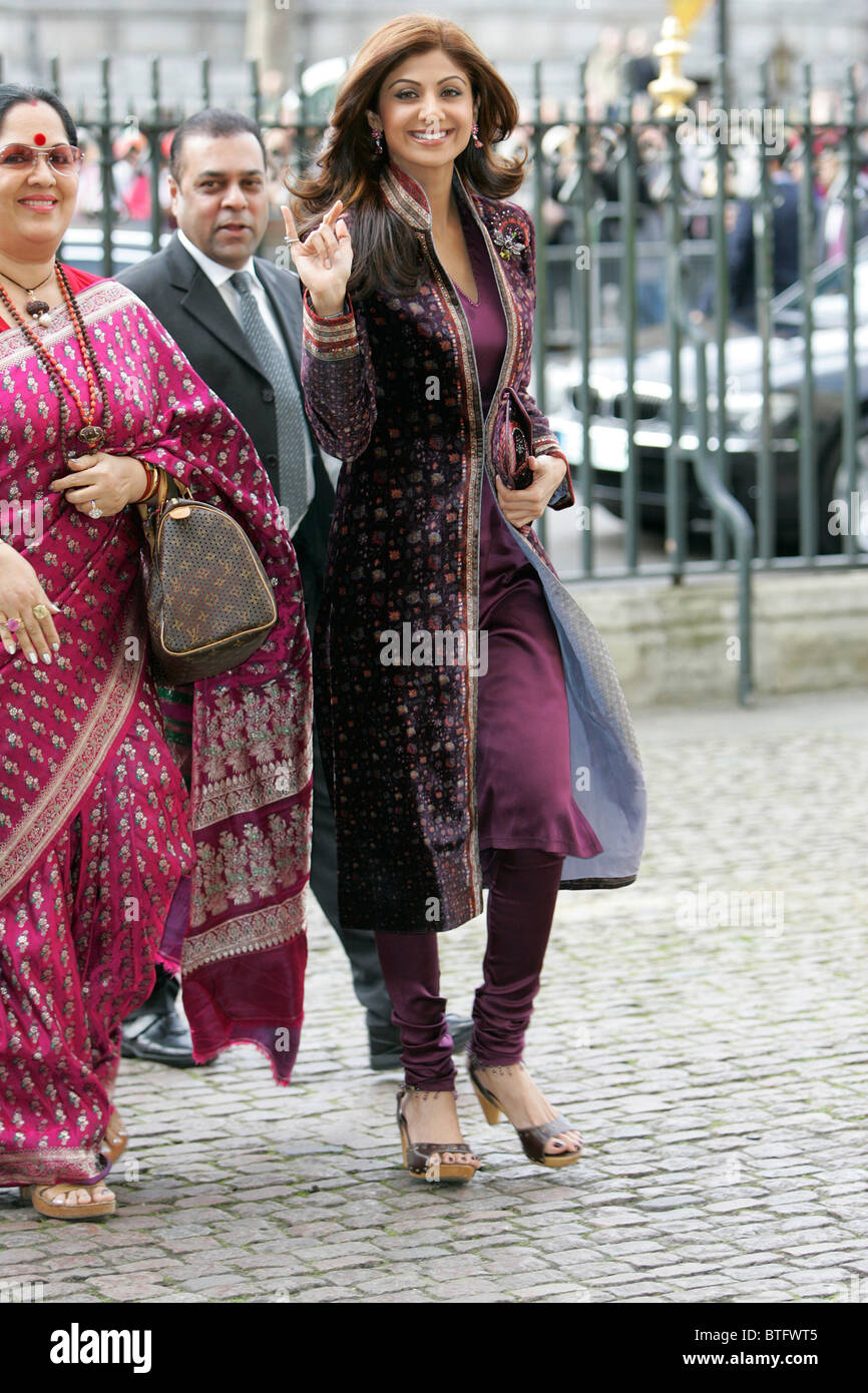 Shilpa Shetty Indian film attrice star di film di Bollywood e sua madre Sunanda Commonwealth per giorno di servizio l'Abbazia di Westminster Foto Stock