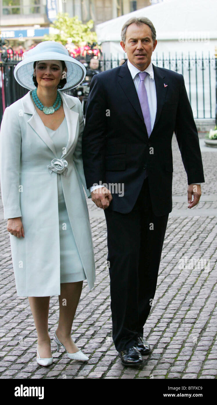 Tony Blair e la moglie Cherie alla II Guerra Mondiale il servizio nazionale di ricordo presso l'Abbazia di Westminster, Londra Foto Stock