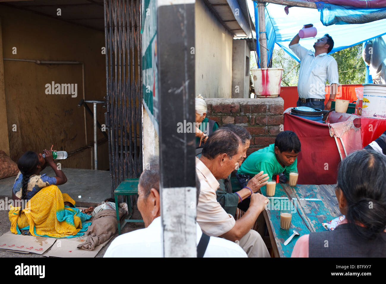 Persone bere chai in un piccolo negozio di tè in McLeod Ganj, India Foto Stock