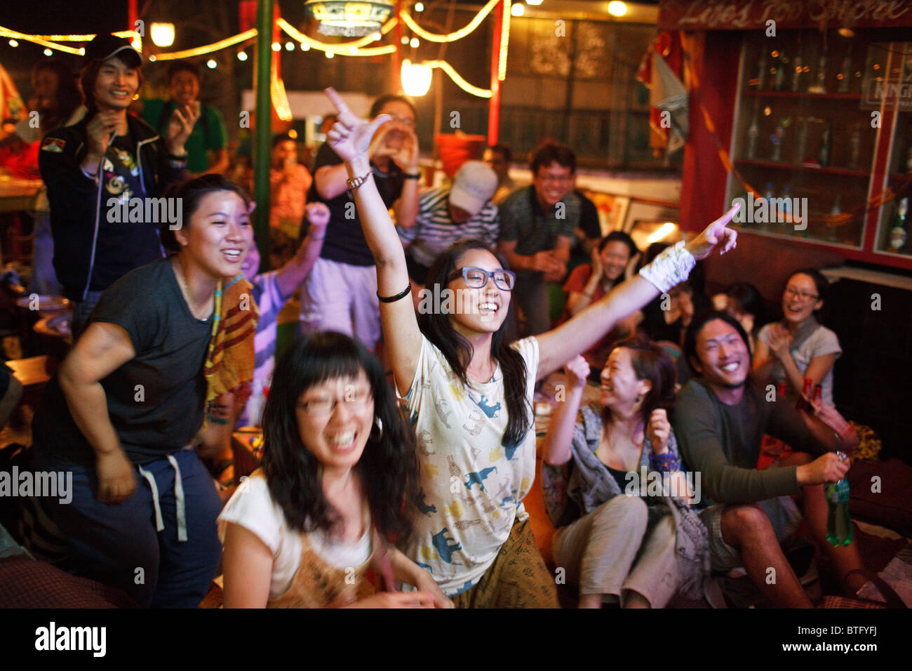 Il coreano i turisti e i tifosi di calcio guardare la Coppa del Mondo 2010 in McLo bar in McLeod Ganj in Dharamshala in India. Foto Stock