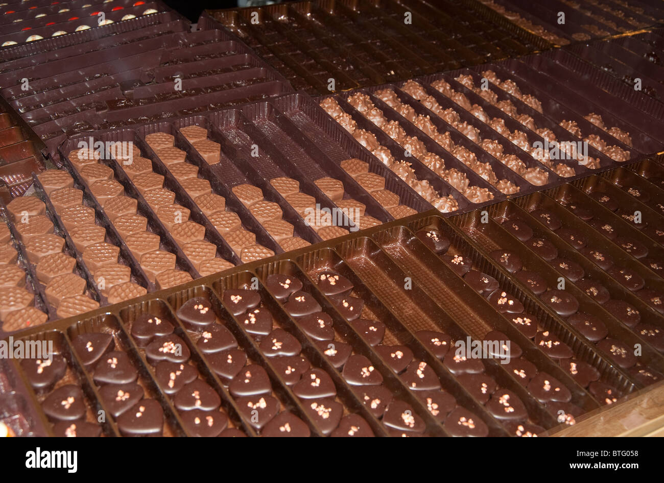 Cioccolatini assortiti sul display, Fiera del cioccolato (Salon du cioccolato), Parigi, Francia, 2010 Foto Stock