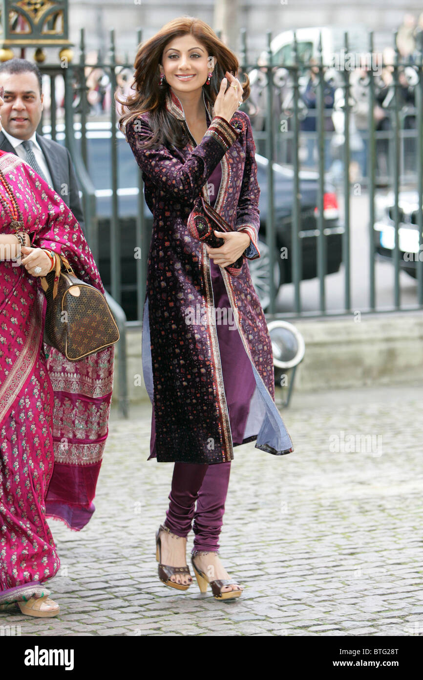 Shilpa Shetty Indian film attrice star di film di Bollywood indossa sherwani in velluto per il Commonwealth servizio giorno l'Abbazia di Westminster Foto Stock