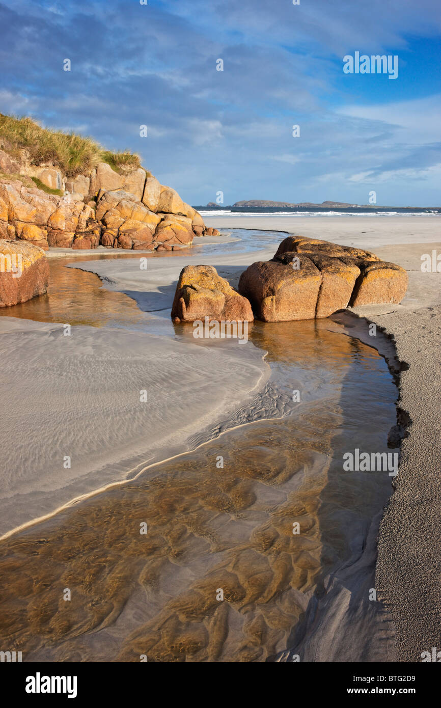 Rocce e flusso sulla spiaggia Carrickfin, County Donegal, Ulster, Irlanda. Foto Stock