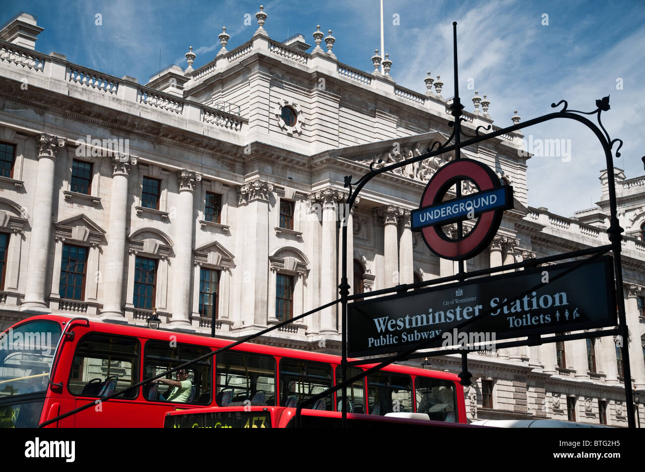 La stazione della metropolitana di Westminster firmare con un bus di Londra in background Foto Stock