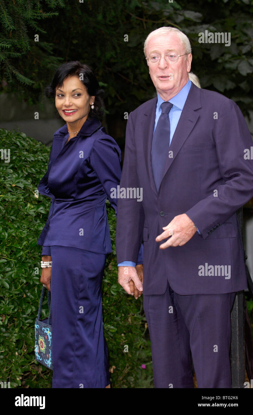 Attore Sir Michael Caine e moglie Shakira Caine unire altre celebrità per una festa in piazza Carlyle, Chelsea Foto Stock