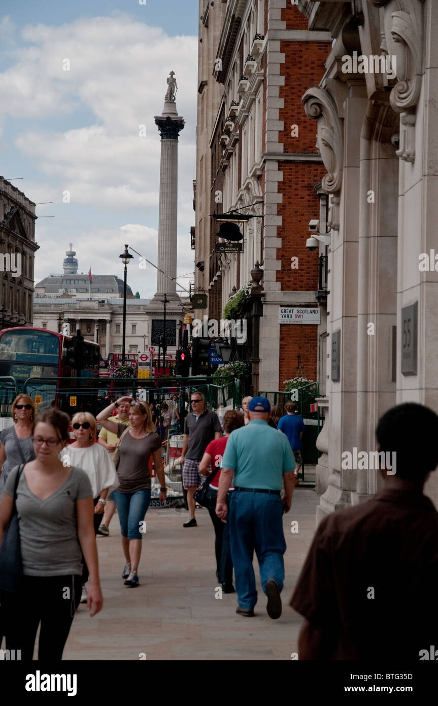 Affollata strada di Londra con Nelson's colonna in background Foto Stock