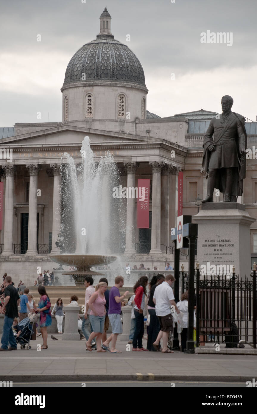 La Folla di fronte alla National Gallery di Londra Foto Stock