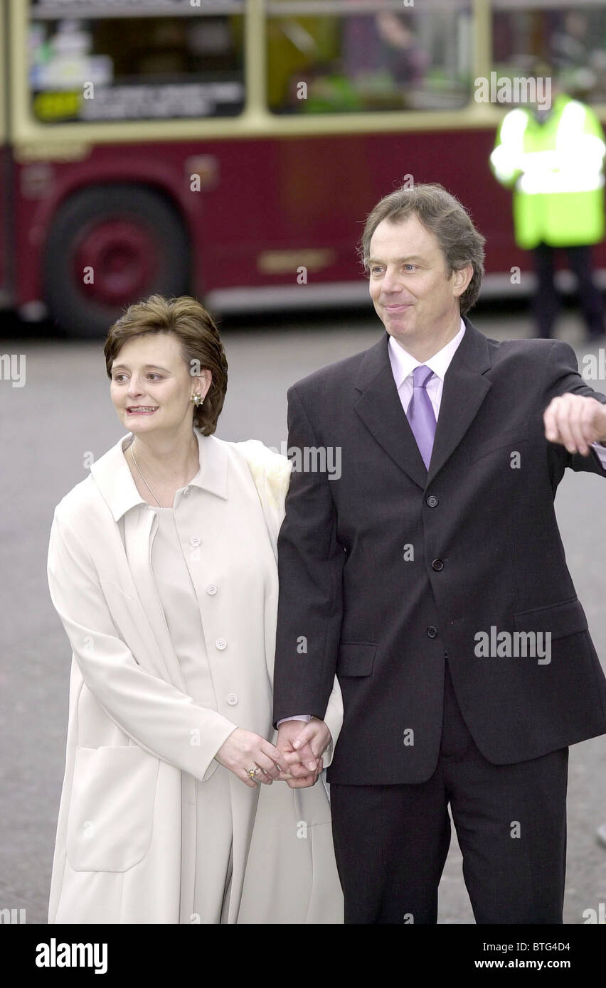 Il primo ministro Tony Blair e la moglie incinta CHERIE presso l Abbazia di Westminster a Londra per il servizio del Commonwealth Foto Stock