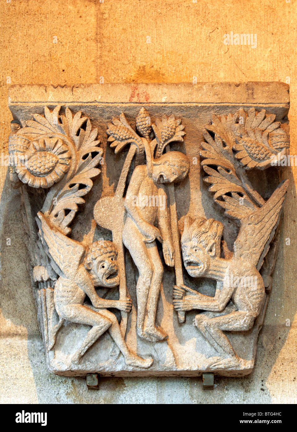 L'impiccagione di Giuda, capitale, colonna (XII secolo), la Cattedrale di Autun, Autun, Saône-et-Loire department, Borgogna, Francia Foto Stock