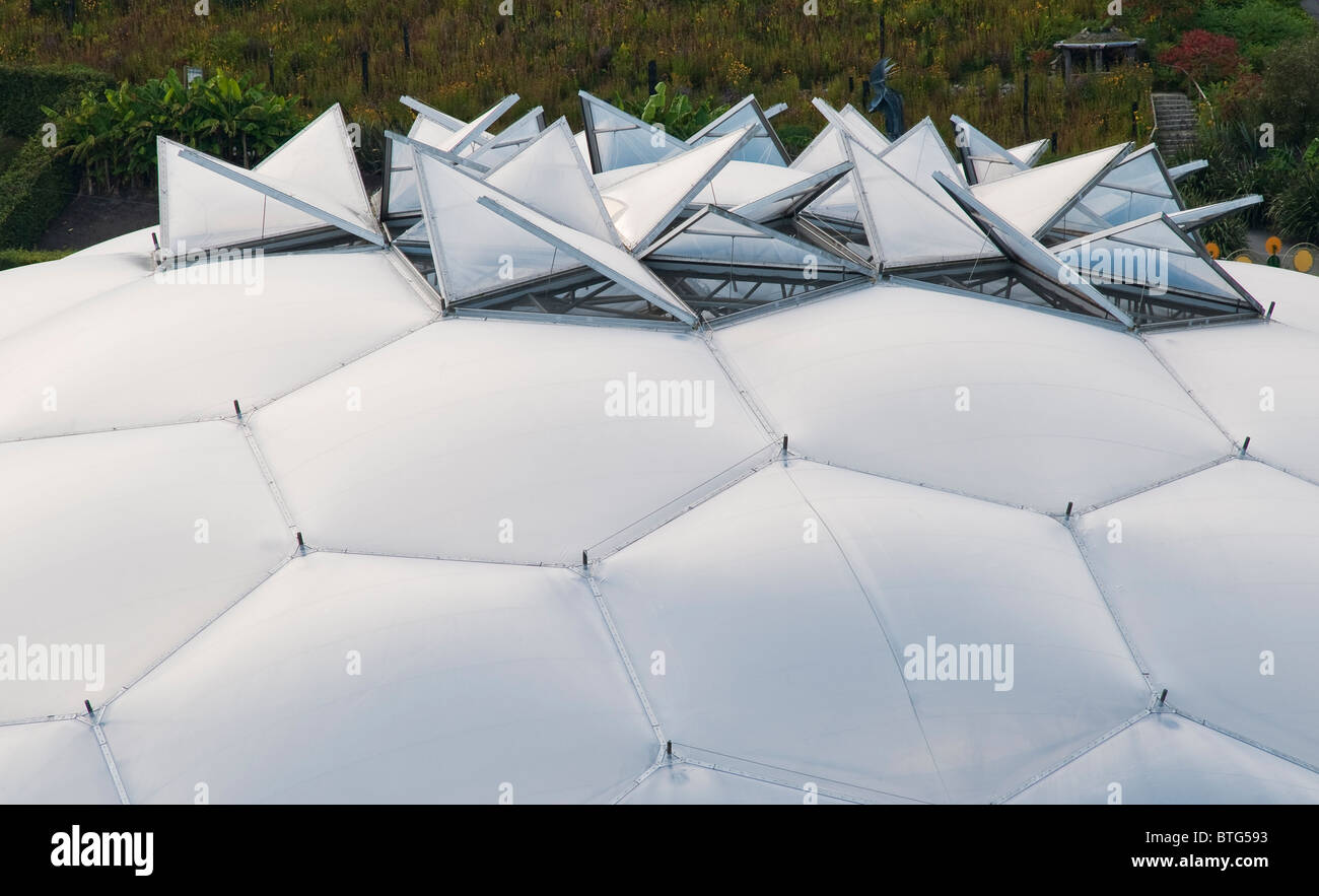 Particolare dei ventilatori su una delle biomes giganti all'Eden Project,  Cornwall, Regno Unito, che sono rivestiti in materiale plastico ETFE Foto  stock - Alamy