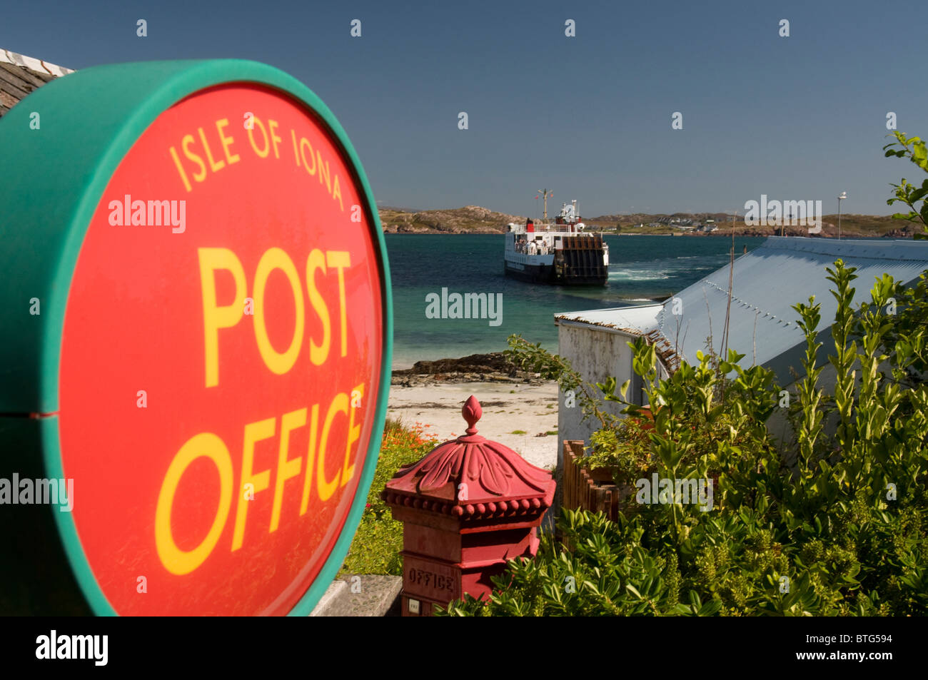 L'isola di Iona post office a Baile Mor villaggio come il traghetto da Mull si avvicina l'isola è Pier. SCO 6950 Foto Stock