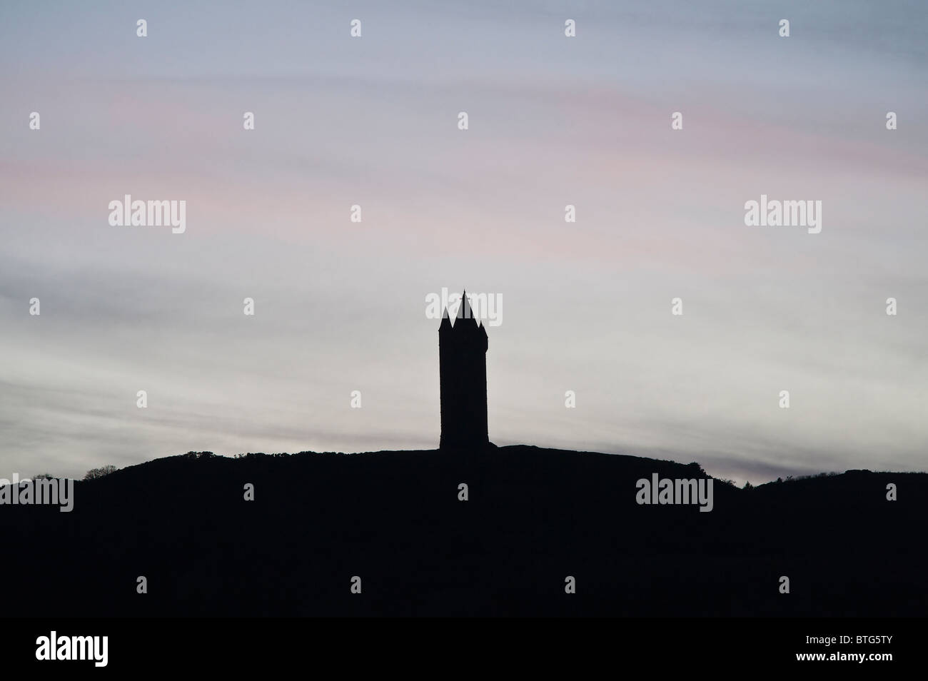 Scrabo Tower, Newtownards, County Down, Irlanda del Nord, stagliano contro il tramonto Foto Stock