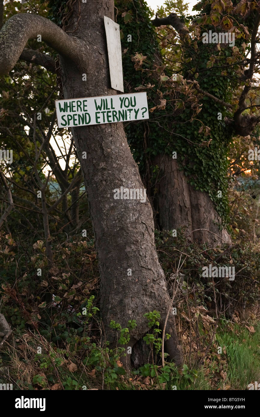 Un cartello stradale in Irlanda del Nord pone una domanda - "dove trascorrerete eternità?' Foto Stock