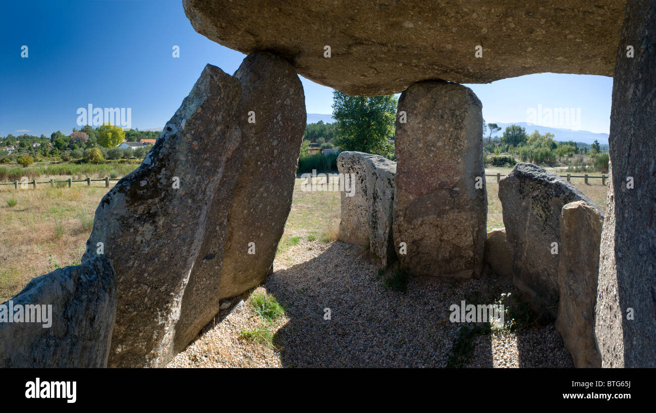 Il Portogallo, la Beira Alta, Pedra da Orca dolmen megalitico nella Serra da Estrela regione Foto Stock
