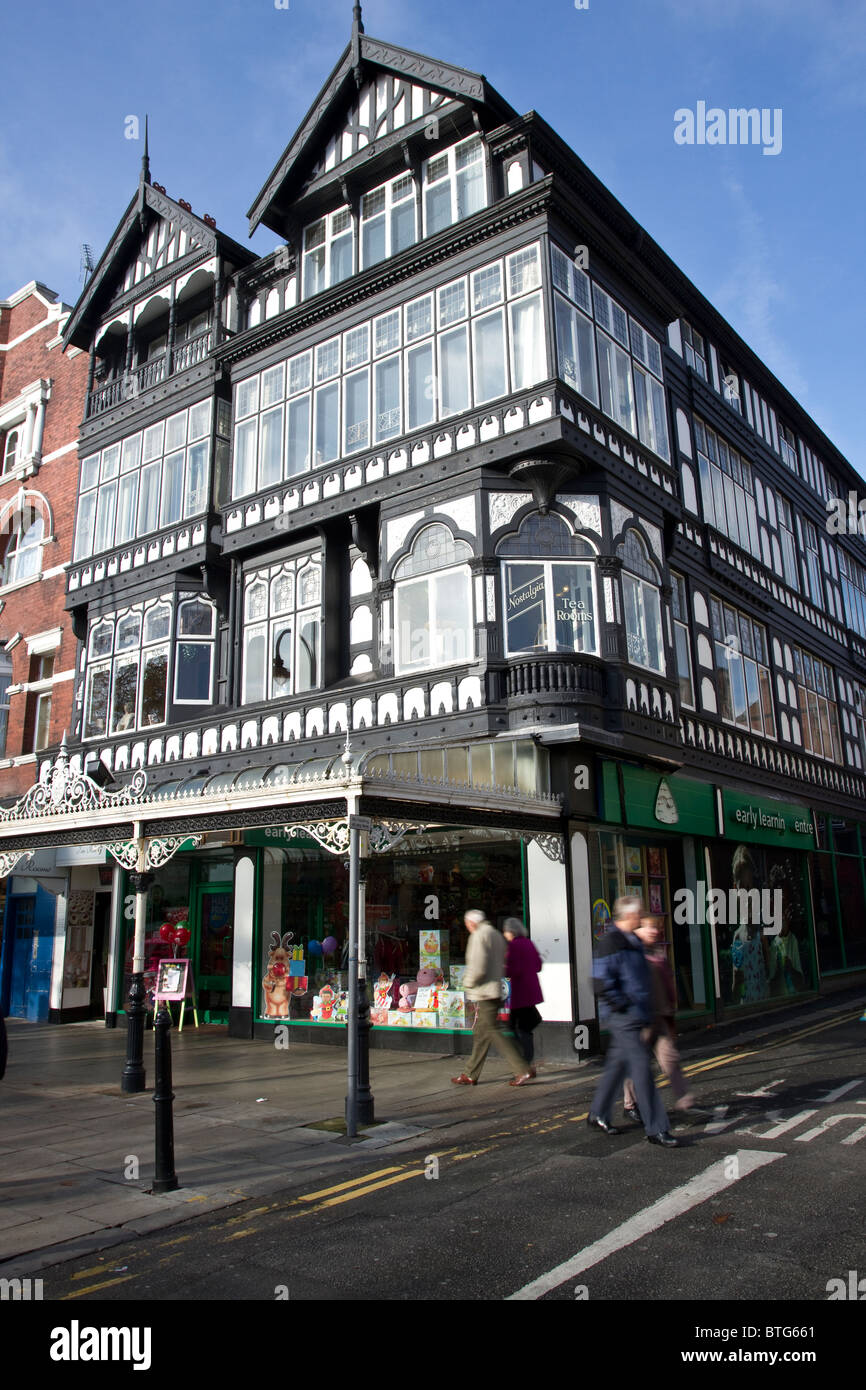Early Learning Centre  gli edifici e le vie di architettonico di Lord Street negozi a Southport, Merseyside, Regno Unito Foto Stock