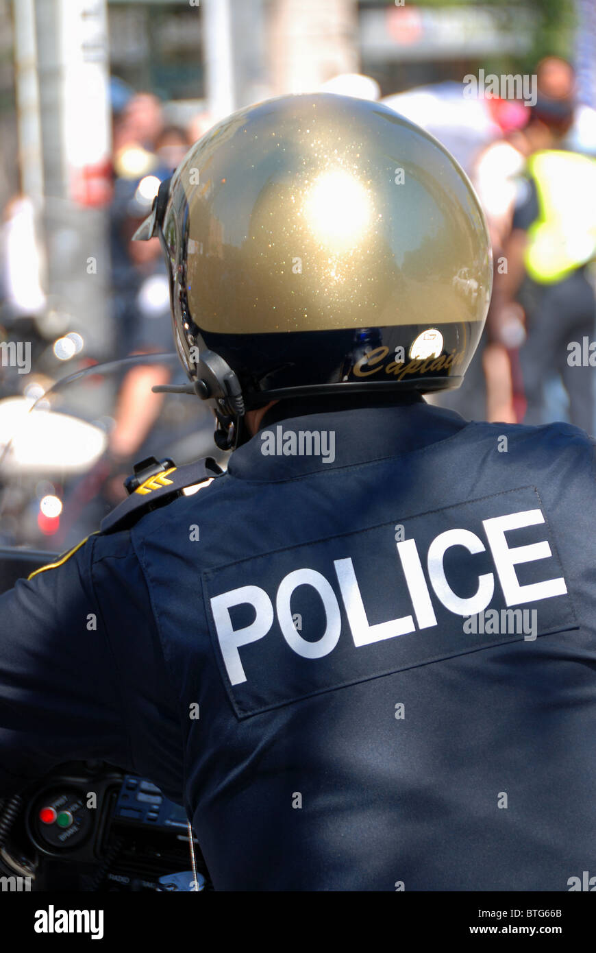 Polizia provinciale dell'Ontario ufficiale motociclistico in pattuglia a Toronto Ontario durante la visita della Regina Elisabetta in Canada Foto Stock