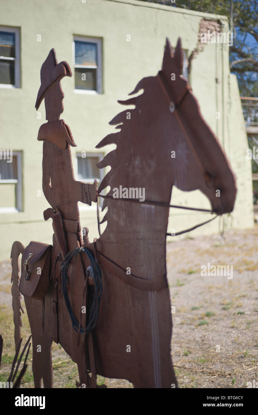Una scultura di metallo di un cowboy in sella al suo cavallo può essere trovato sulla storica 12th Street in Carrizozo, Nuovo Messico. Foto Stock