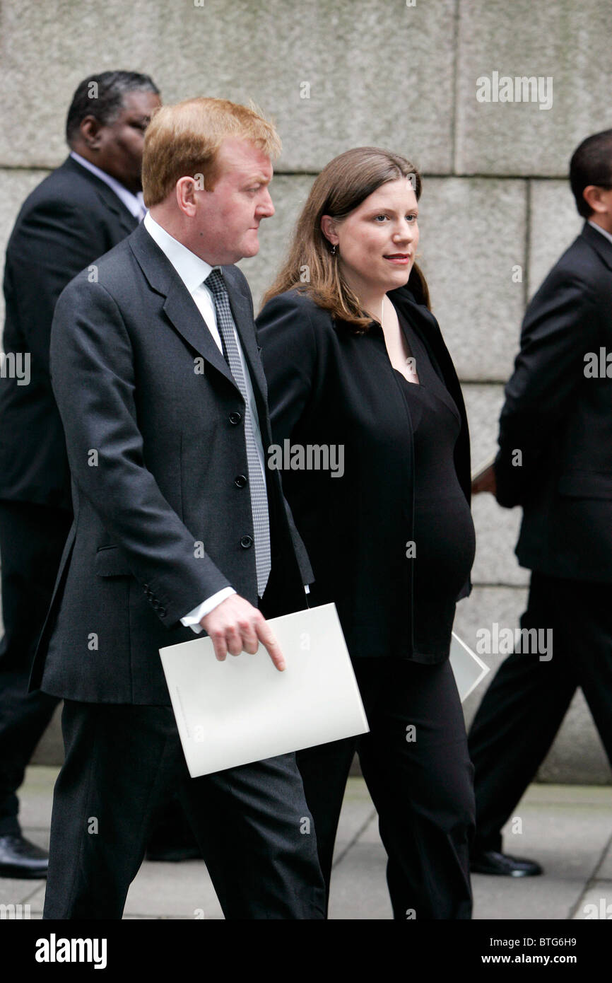 Il leader del Partito liberale democratico, Charles Kennedy e sua moglie incinta Sarah nella Cattedrale di Westminster. Foto Stock