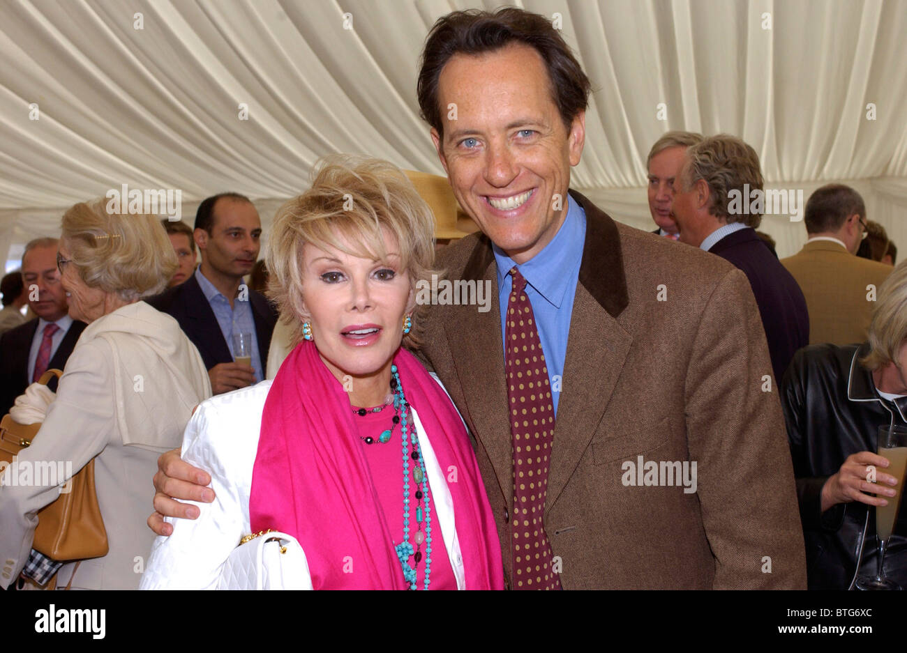 Attore e autore Richard E. Grant e American Comedienne Joan Rivers alla carità partita di polo in Gloucestershire Foto Stock