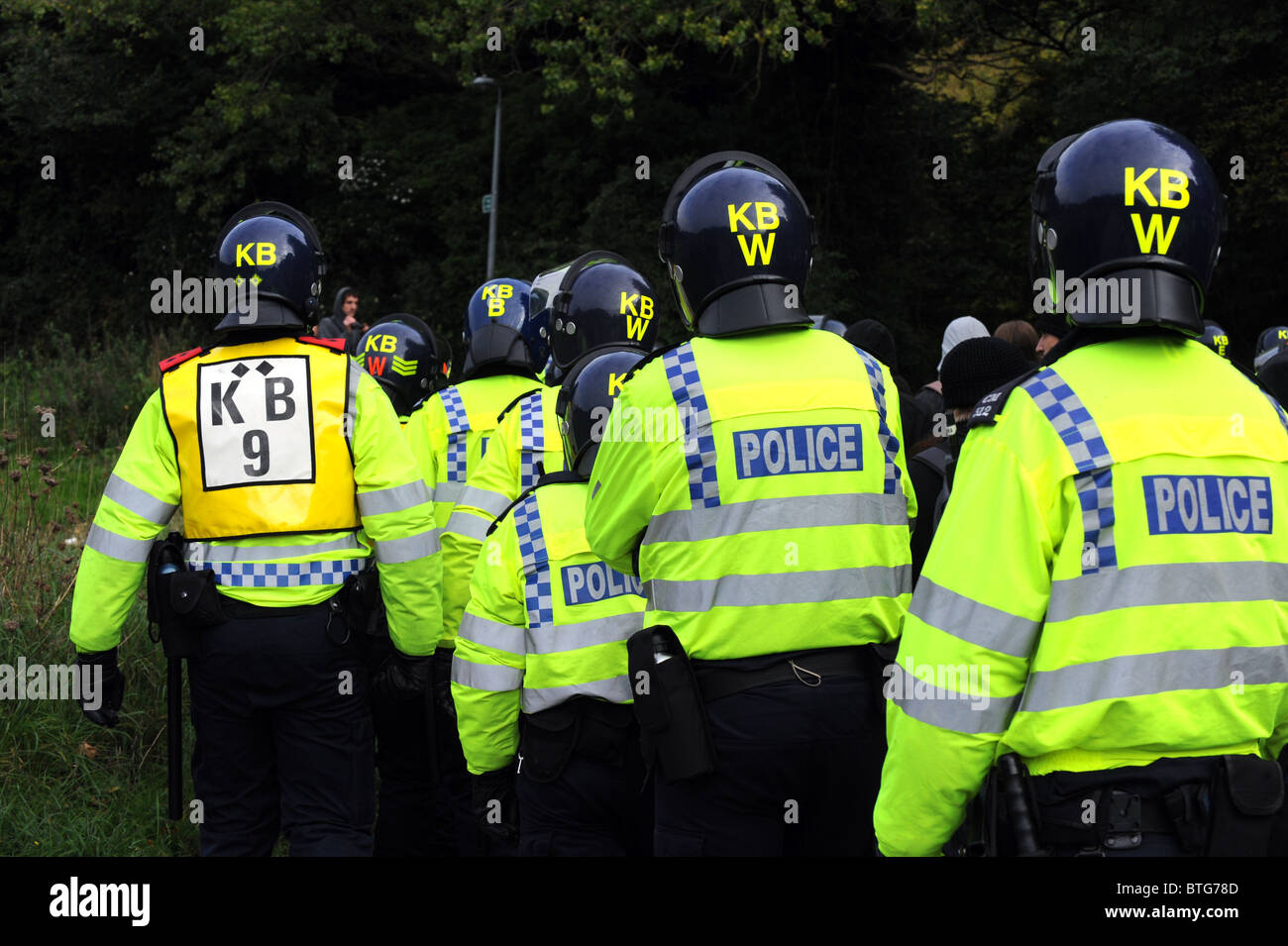 Gli ufficiali di polizia in tenuta da sommossa trattare con i dimostranti durante una recente Smash EDO marzo svoltasi in Brighton Foto Stock