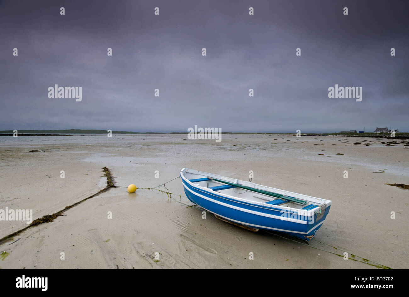 Barca blu e ampia sabbie vuota di Traigh Bhalaigh spiaggia a Malaclete, Sollas, North Uist, Ebridi. SCO 6960 Foto Stock