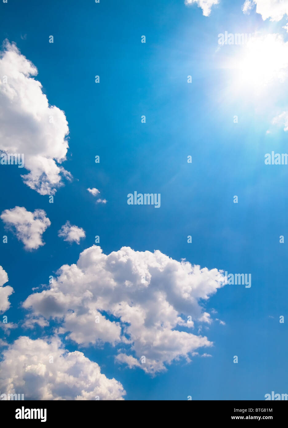 Sun Burst su un cielo blu e nuvole Foto Stock