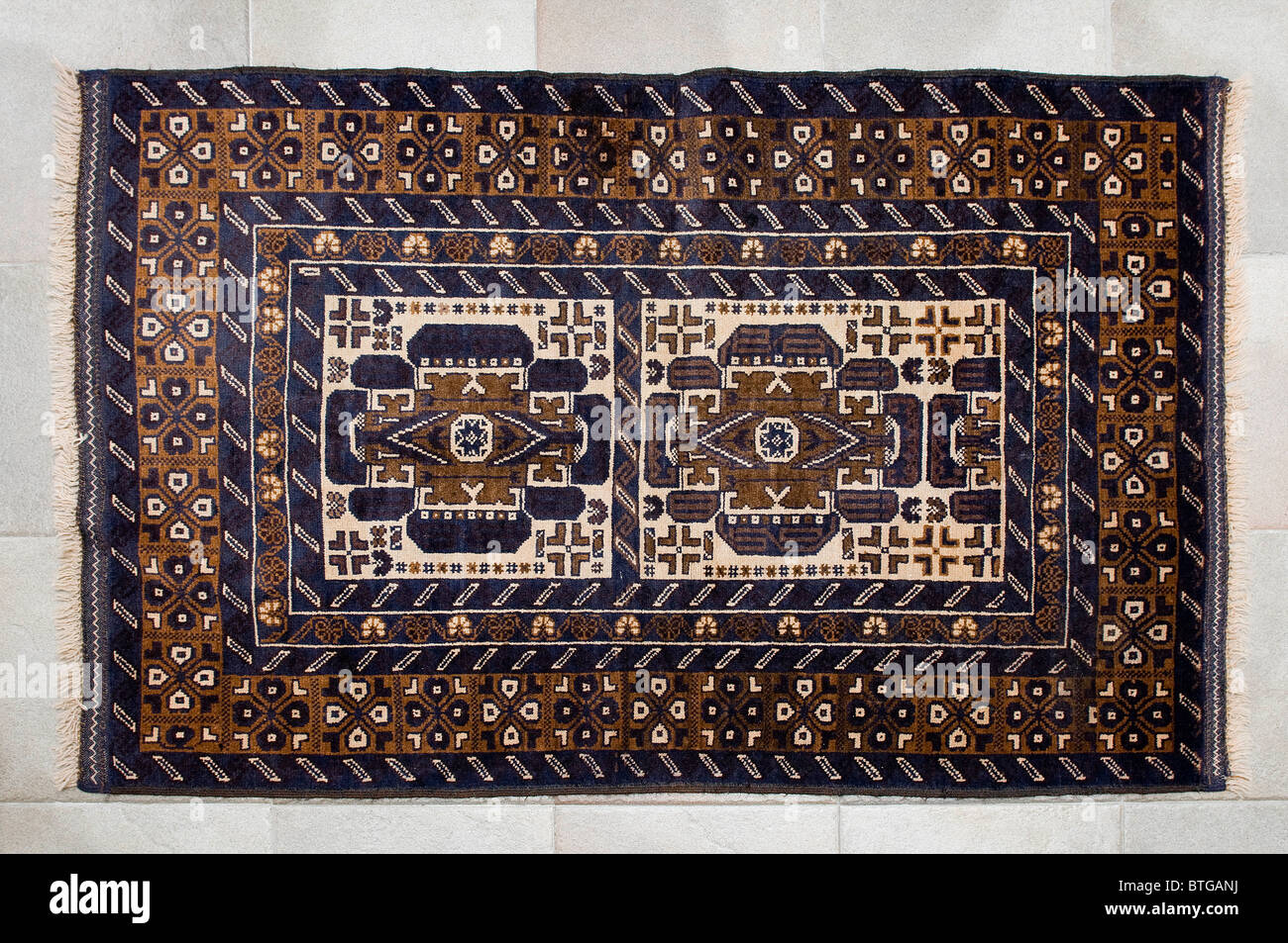 Un vecchio tappeto afgano Foto stock - Alamy