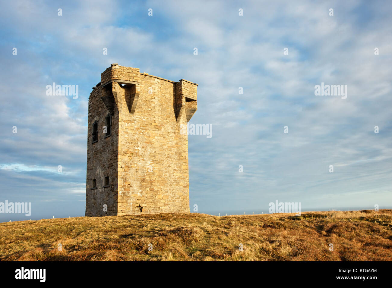 Il Tur una torre di avvistamento sopra Glencolmcille, County Donegal, Ulster, Irlanda. Foto Stock