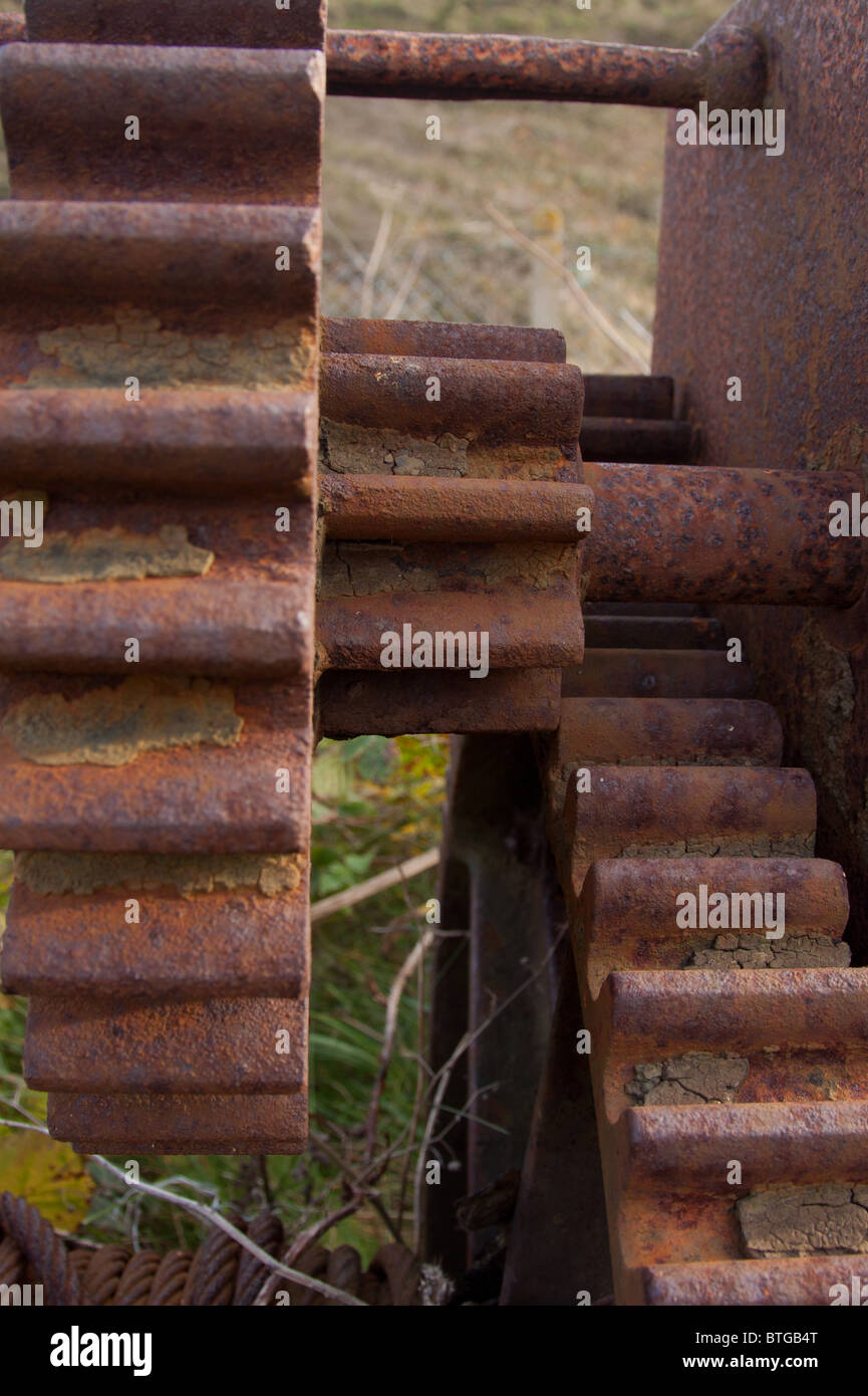 Rusty denti sull equipaggiamento marittimo a Kimmeridge Bay, Dorset Foto Stock