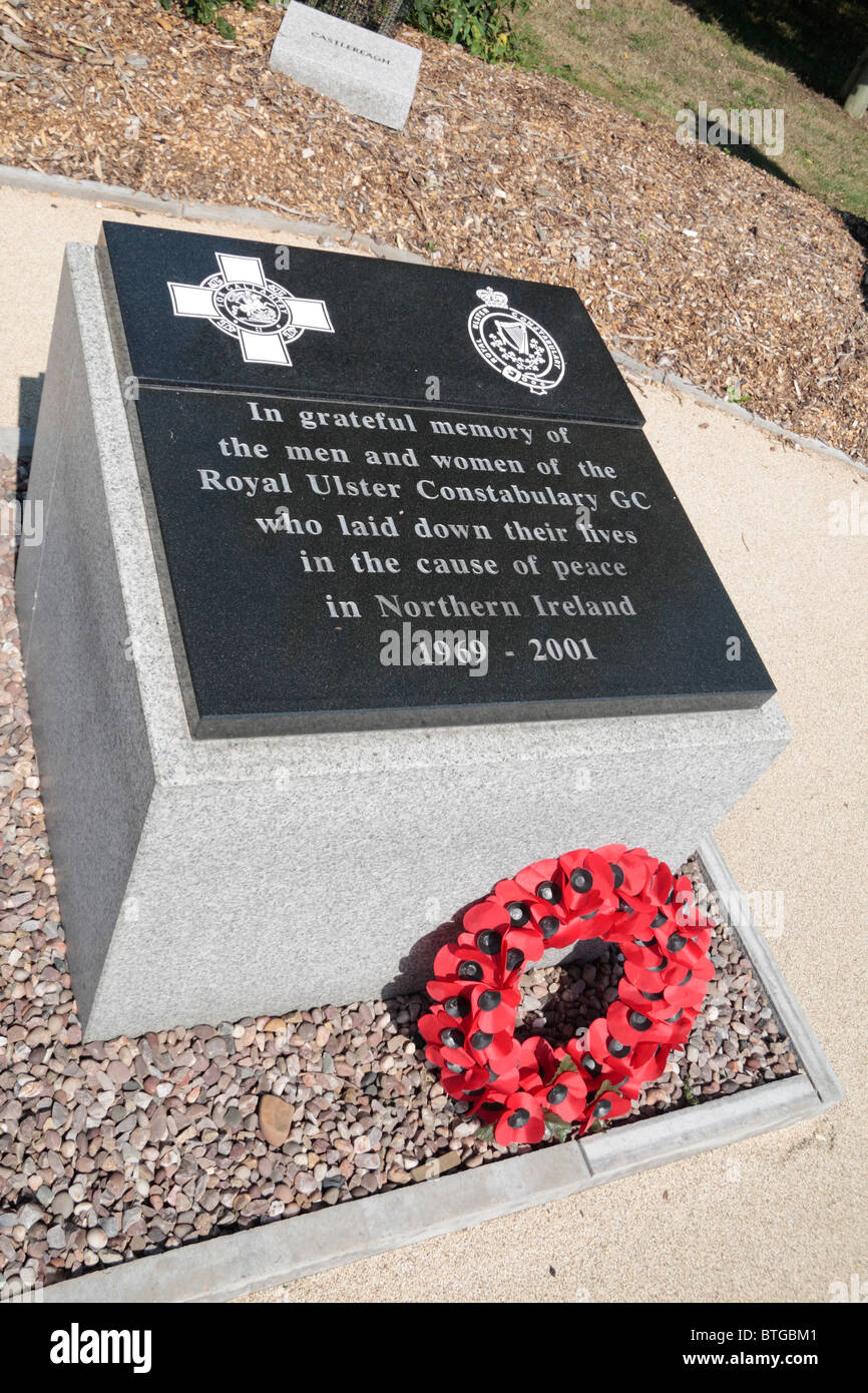 Targa commemorativa per il Royal Ulster Constabulary GC presso il National Memorial Arboretum, Alrewas, UK. Foto Stock