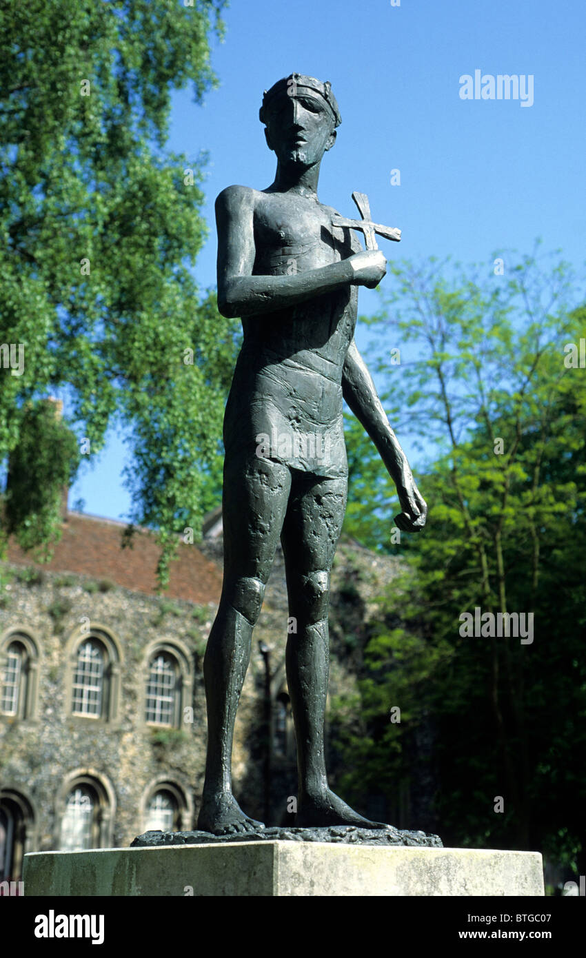 Bury St Edmunds, moderna statua di San Edmund re sassone kings statue di santi inglese Inghilterra Suffolk REGNO UNITO SAN Foto Stock