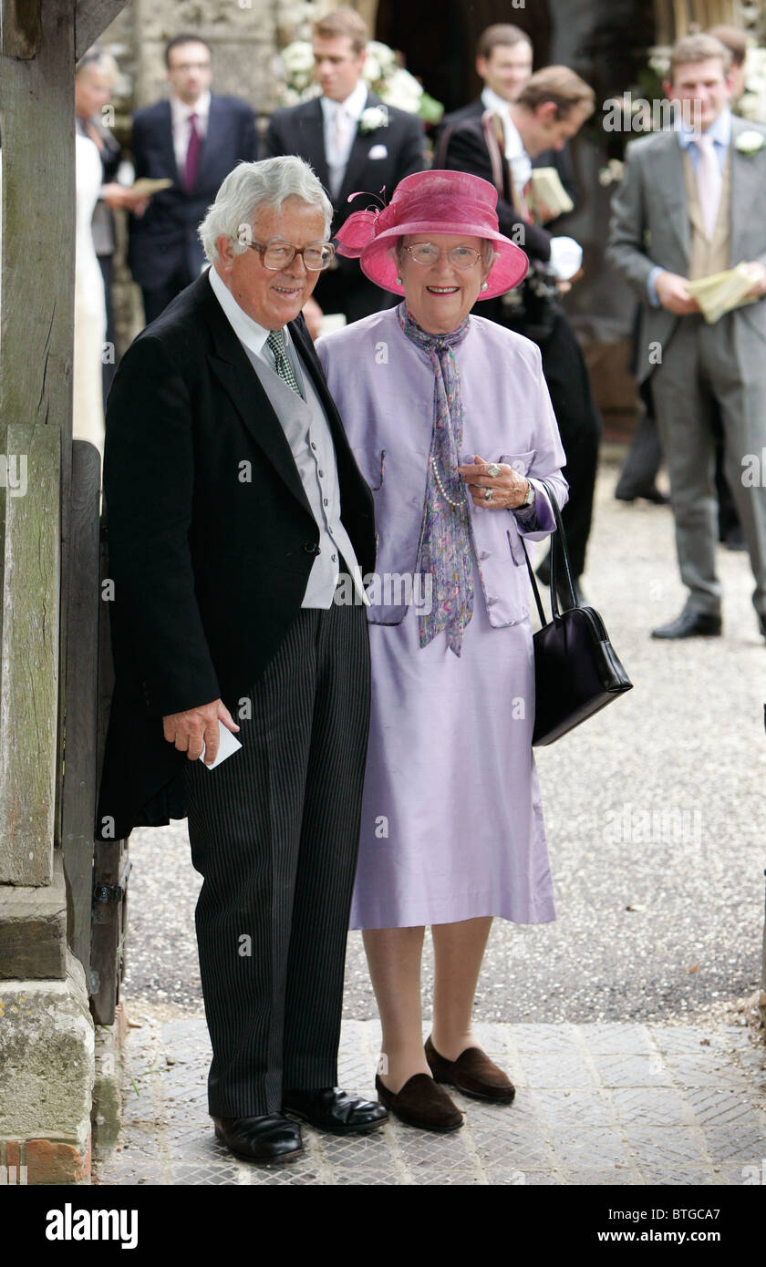 Ex Segretario degli esteri Geoffrey Howe e sua moglie Elspeth presso la società matrimonio presso la chiesa di San Nicola a Rotherfield Grays Foto Stock