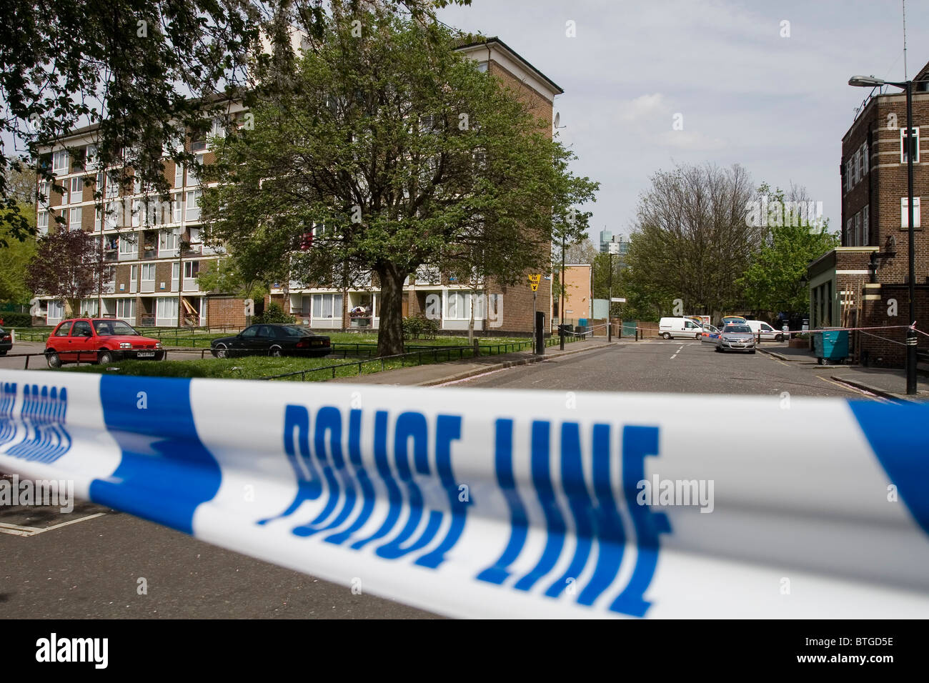 Un cordone di polizia su Harper Road a Lambeth dopo un omicidio vittima è stata trovata in casa Newall. Foto Stock