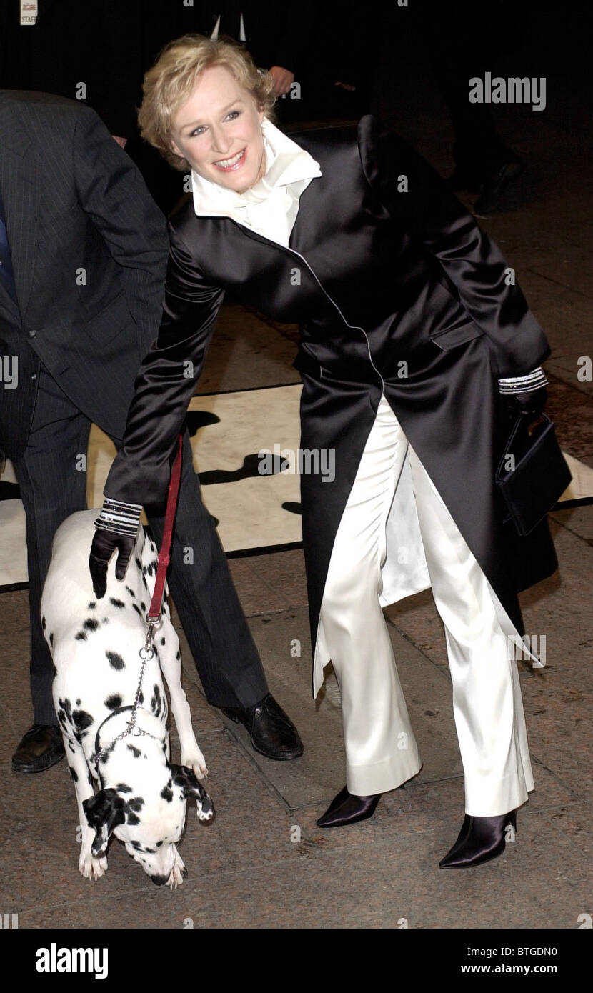 L'attrice Glenn Close con un cane dalmata a premiere del film di Walt Disney ' 102 Dalmatians ' di Odeon Leicester Square, Londra Foto Stock