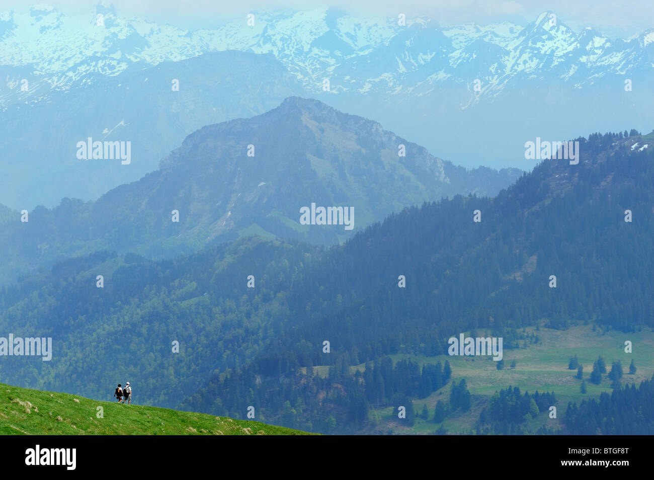 Giovane a piedi verso il basso sulle Alpi svizzere e francesi Foto Stock